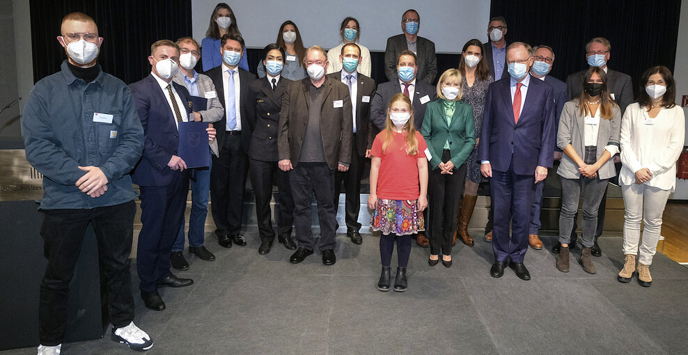 Gruppenbild mit den Preisträgerinnen und Preisträgern, den Jurorinnen und Juroren sowie dem Ministerpräsidenten Stephan Weil und der Landesbeauftragten für Migration und Doris Schröder-Köpf