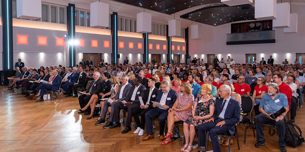 Menschen in einem großen Festsaal