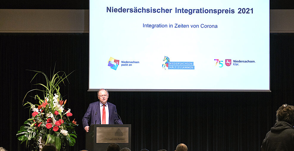 Nds. Ministerpräsident Stephan Weil am Rednerpult beim Festakt zur Verleihung des Niedersächsischen Integrationspreises
